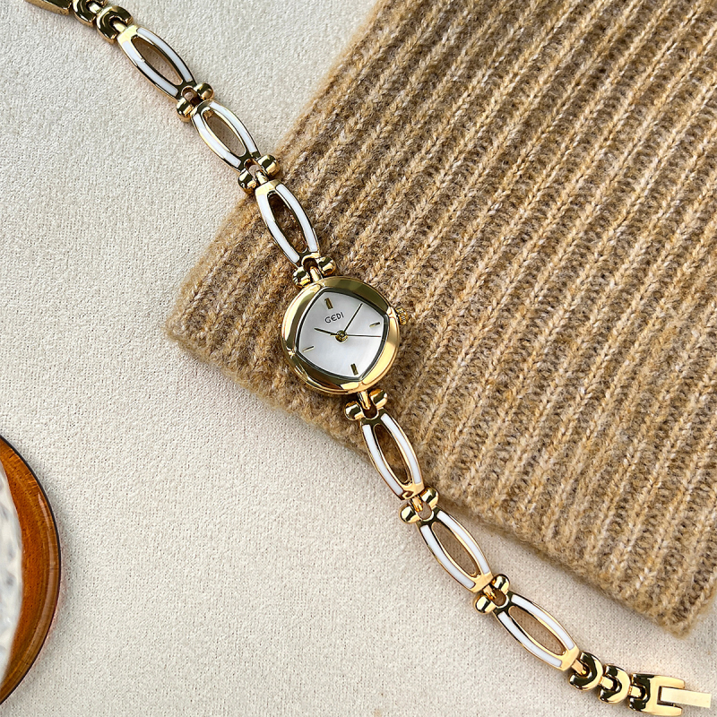 Női karkötőóra, rombusz alakú számlap, gyöngyház hatású számlap, quartz meghajtás, 30m vízállóság