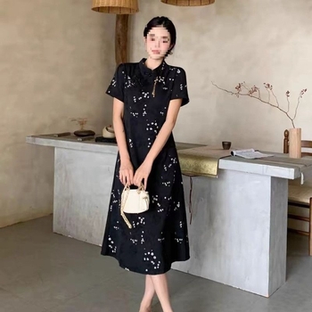 Moteriška suknelė su A linija, liemens išryškinimas, trumpomis rankovėmis, stačios apykaklės, rayon audinys