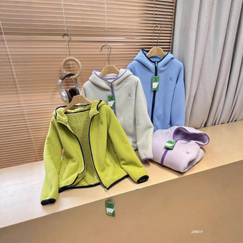 Sievietēm paredzēta fleece jaka – kapucēta kardigans ar dubulto samta oderi, papildu siltums, kontrasts raksts