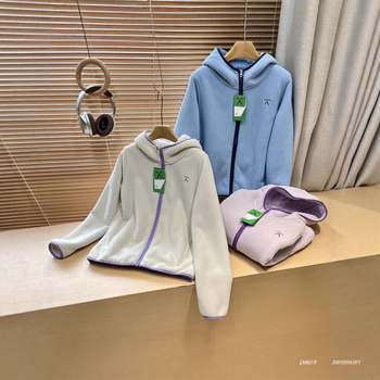 Sievietēm paredzēta fleece jaka – kapucēta kardigans ar dubulto samta oderi, papildu siltums, kontrasts raksts