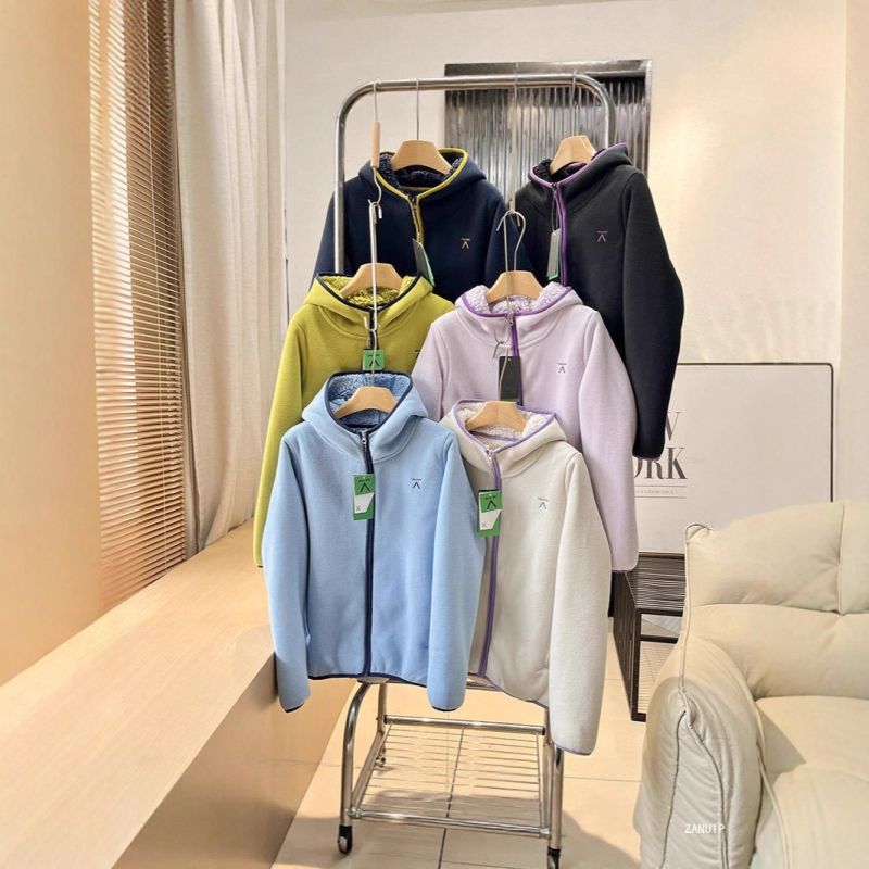 Sievietēm paredzēta fleece jaka – kapucēta kardigans ar dubulto samta oderi, papildu siltums, kontrasts raksts