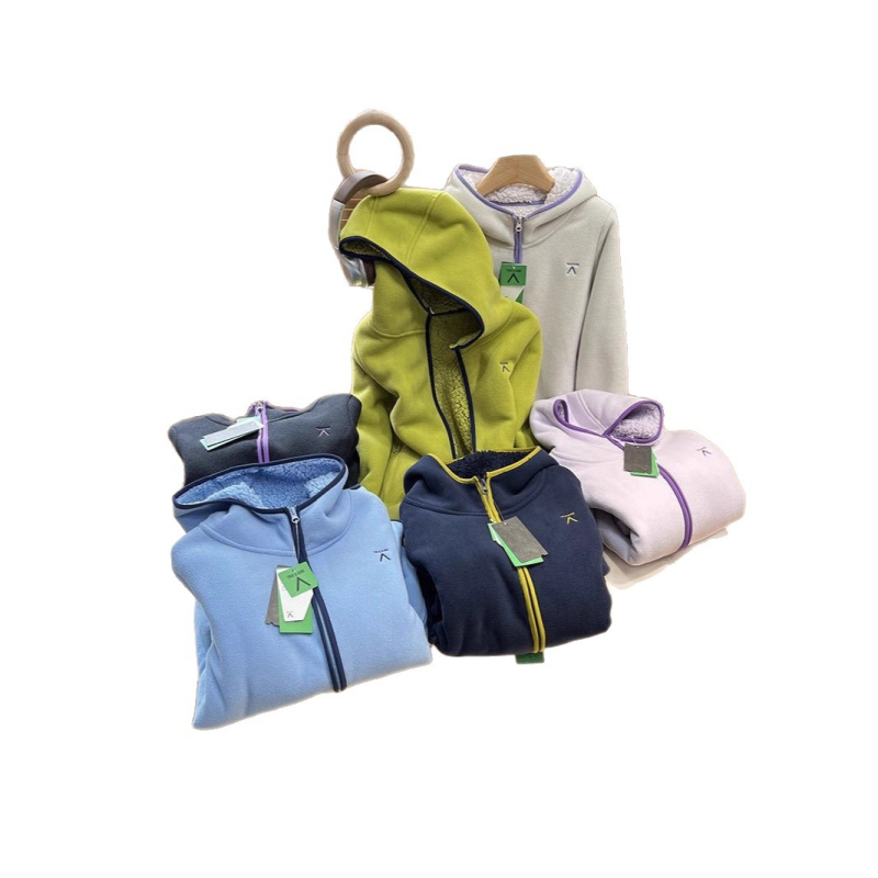 Sievietēm paredzēta fleece jaka – kapucēta kardigans ar dubulto samta oderi, papildu siltums, kontrasts raksts