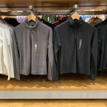 Japanski stil, elastičan flis s polu-zipom i kapuljom, dugi rukavi, uski kroj