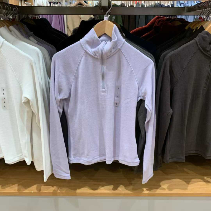 Japanski stil, elastičan flis s polu-zipom i kapuljom, dugi rukavi, uski kroj