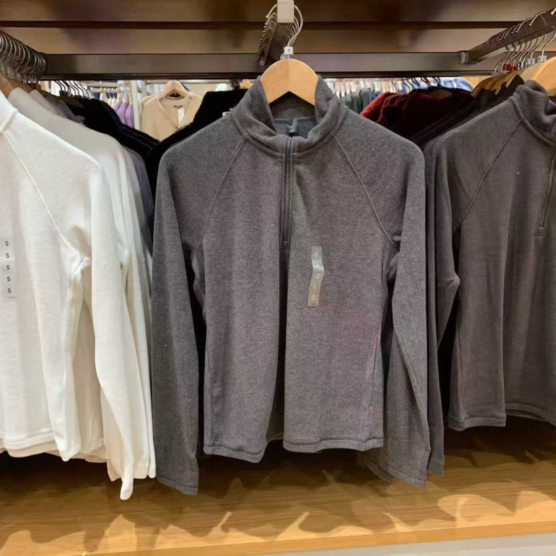 Japanski stil, elastičan flis s polu-zipom i kapuljom, dugi rukavi, uski kroj