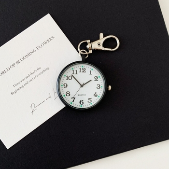 Zsebóra kvarcos meghajtással, analóg kijelző, műanyag tokkal, spirál koronával