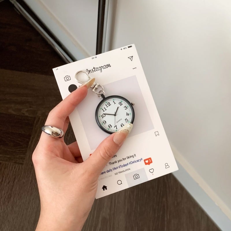 Zsebóra kvarcos meghajtással, analóg kijelző, műanyag tokkal, spirál koronával