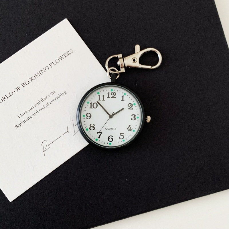 Zsebóra kvarcos meghajtással, analóg kijelző, műanyag tokkal, spirál koronával