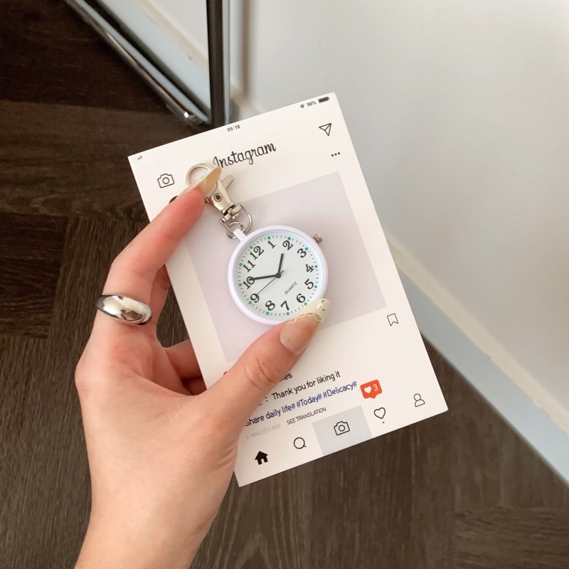 Zsebóra kvarcos meghajtással, analóg kijelző, műanyag tokkal, spirál koronával