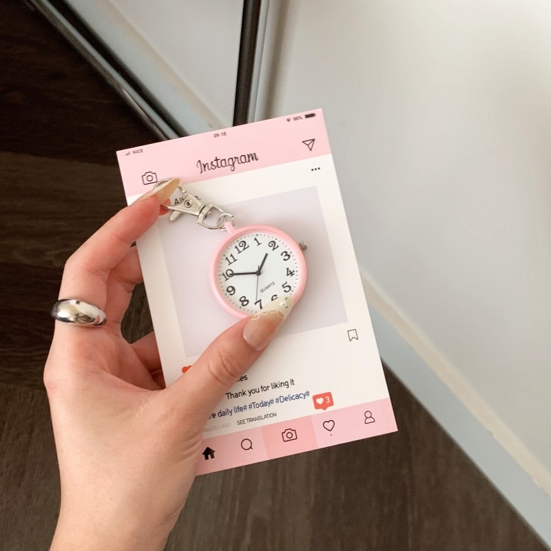 Zsebóra kvarcos meghajtással, analóg kijelző, műanyag tokkal, spirál koronával