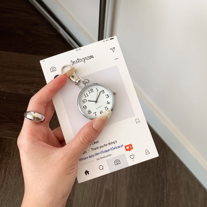 Zsebóra kvarcos meghajtással, analóg kijelző, műanyag tokkal, spirál koronával