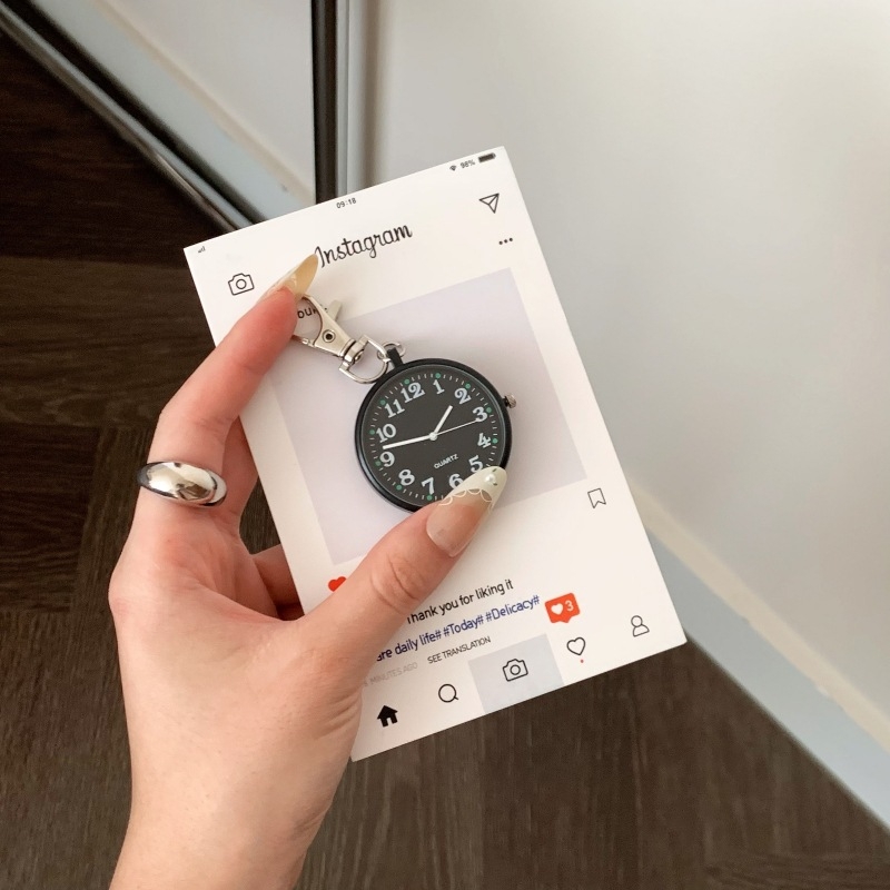 Zsebóra kvarcos meghajtással, analóg kijelző, műanyag tokkal, spirál koronával