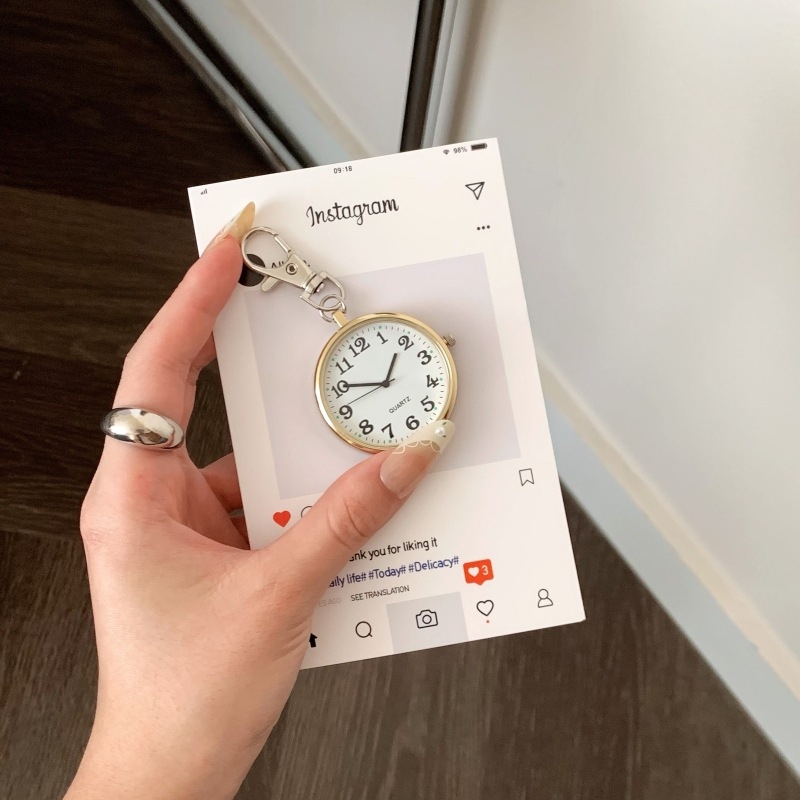 Zsebóra kvarcos meghajtással, analóg kijelző, műanyag tokkal, spirál koronával