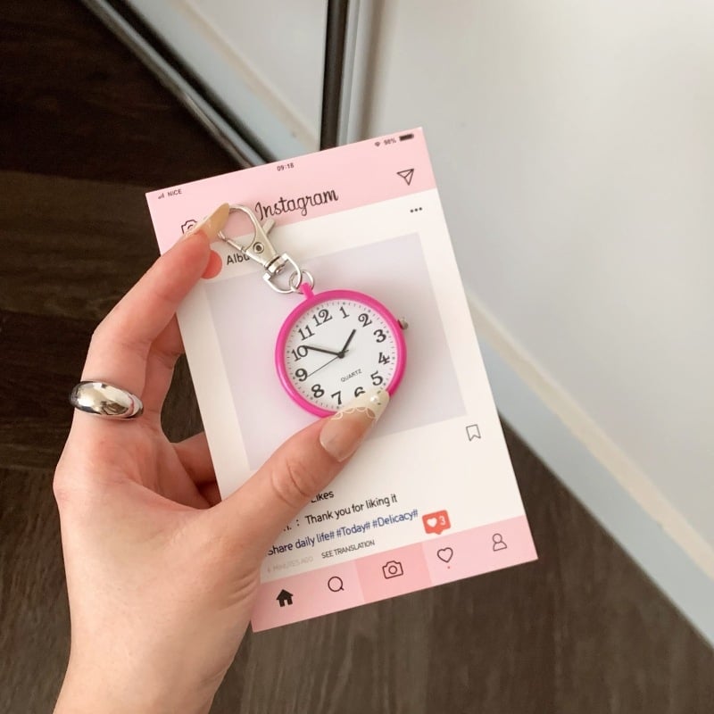 Zsebóra kvarcos meghajtással, analóg kijelző, műanyag tokkal, spirál koronával