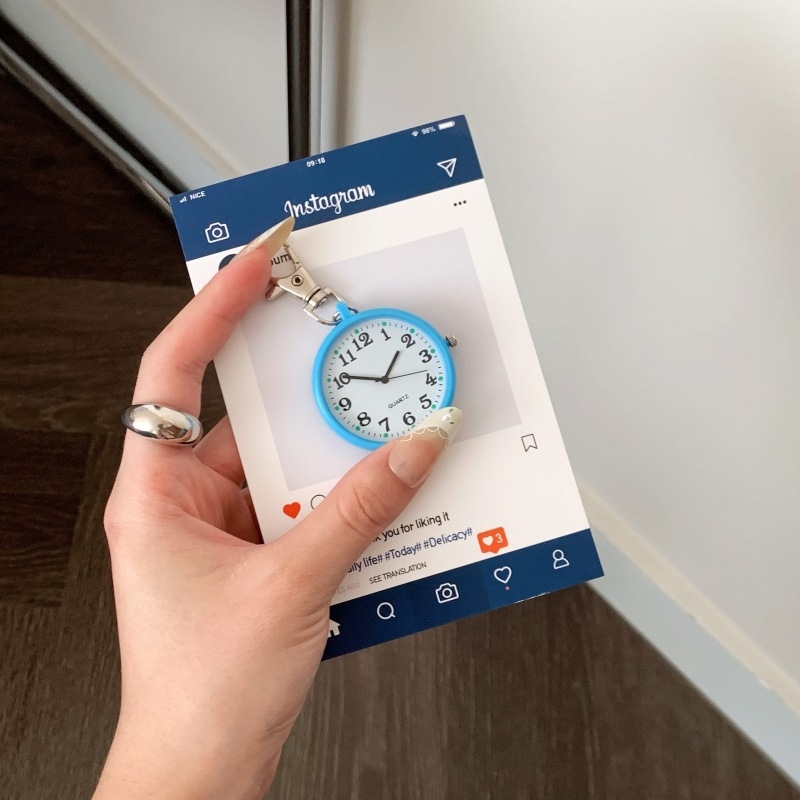 Zsebóra kvarcos meghajtással, analóg kijelző, műanyag tokkal, spirál koronával