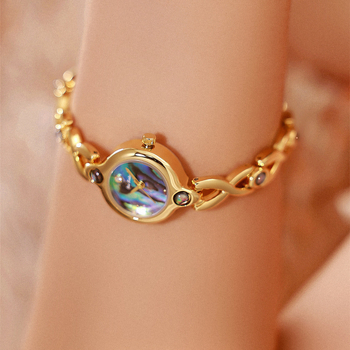 Óra francia retro stílusú tojás alakú számlappal, abalonos díszítéssel; kvarc mozgás (Szingapúr; FA1888/377), 30m vízállóság, tokozás ötvözetből, szíj ötvözetből