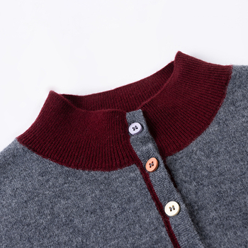 Sieviešu vilnas džemperis, īss garums, brīvs piegriezums, garas piedurknes, izšuvums, 95% vilna, Rudens 2025