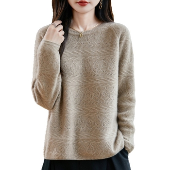 Sieviešu vilnas adījums ar atvērtu rakstu, brīvs siluets, garas piedurknes, bez kakla, etniski literārais retro stils, 95%+ vilna, vidēja biezums