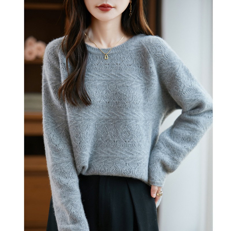 Sieviešu vilnas adījums ar atvērtu rakstu, brīvs siluets, garas piedurknes, bez kakla, etniski literārais retro stils, 95%+ vilna, vidēja biezums