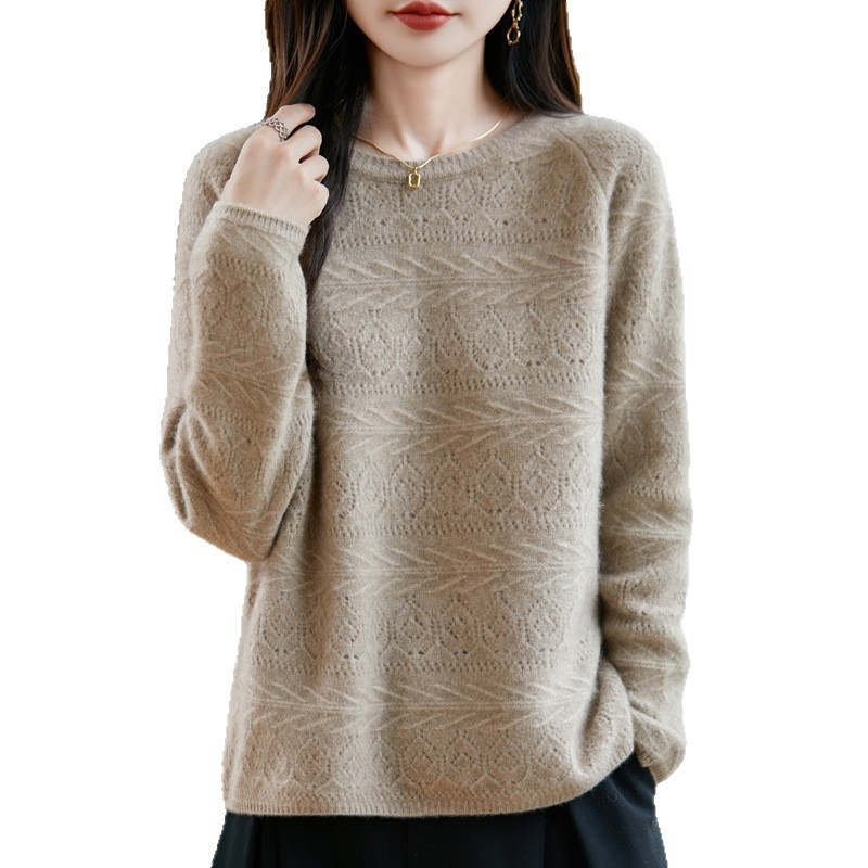 Sieviešu vilnas adījums ar atvērtu rakstu, brīvs siluets, garas piedurknes, bez kakla, etniski literārais retro stils, 95%+ vilna, vidēja biezums