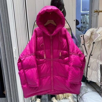 Női középhosszú tollkabát kapucnival (Külső anyag: nylon; Töltet: fehér kacsa toll; Tolltartalom: 50%; Vastag izoláció; Hossz: 65-80 cm)