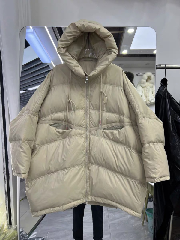 Női középhosszú tollkabát kapucnival (Külső anyag: nylon; Töltet: fehér kacsa toll; Tolltartalom: 50%; Vastag izoláció; Hossz: 65-80 cm)