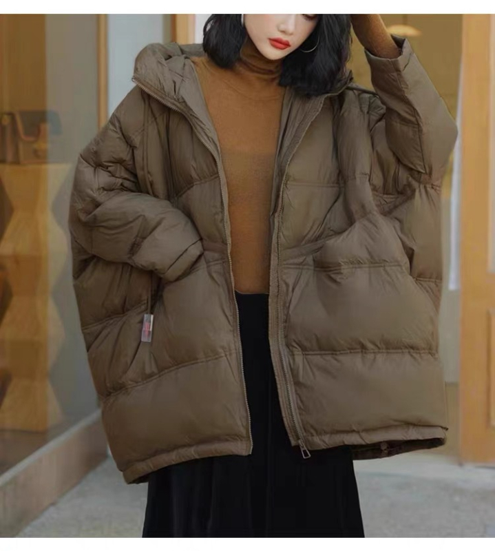 Női középhosszú tollkabát kapucnival (Külső anyag: nylon; Töltet: fehér kacsa toll; Tolltartalom: 50%; Vastag izoláció; Hossz: 65-80 cm)