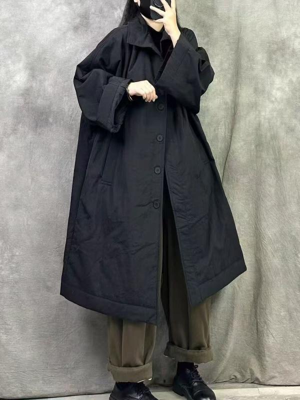 Medvilninis švarkas su užpildymu, ilgas, laisvas kirpimo linija, polo apykaklė, priekinė sagos su sagtimis