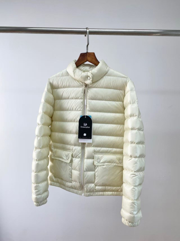 Pehelydzseki, szűk fazon, álló gallér, cipzár, fehér lúd toll 86–90% (51–100 g)