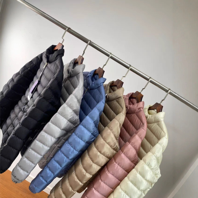 Striukė su pūkais, siauras kirpimas, stovima apykaklė, užtrauktukas, balti žąsų pūkai 86–90% (51–100 g)