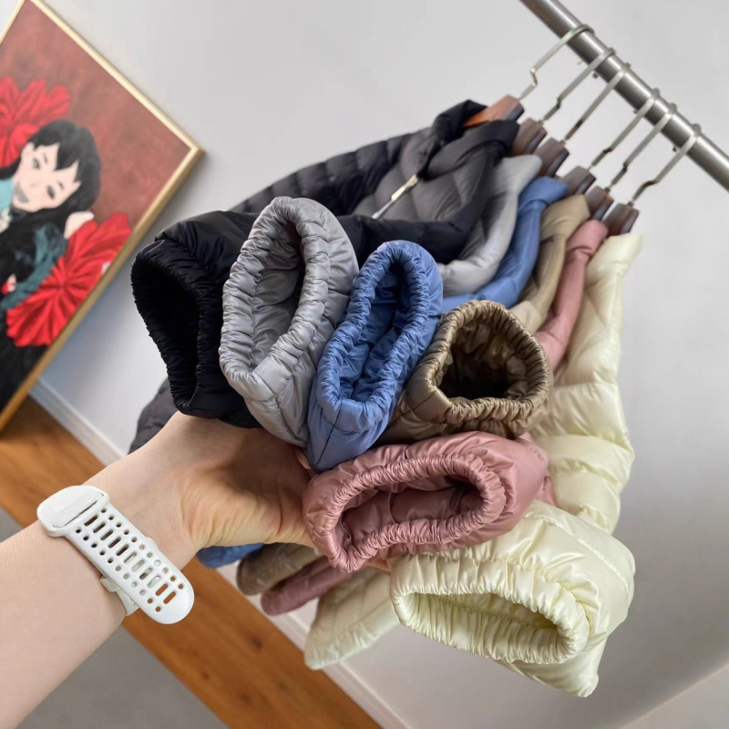 Striukė su pūkais, siauras kirpimas, stovima apykaklė, užtrauktukas, balti žąsų pūkai 86–90% (51–100 g)