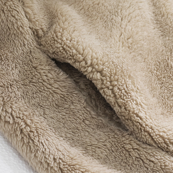 Sieviešu mētelis ar rāvējslēdzēju, polar fleece oderē, stāvošs apkaklis, brīvs piegriezums, vidēja garuma, 90–95% poliester