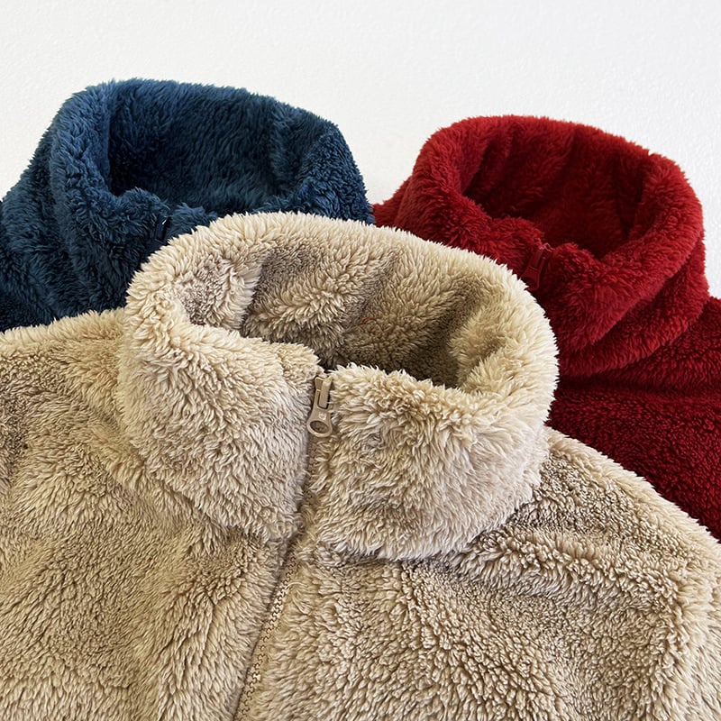 Sieviešu mētelis ar rāvējslēdzēju, polar fleece oderē, stāvošs apkaklis, brīvs piegriezums, vidēja garuma, 90–95% poliester