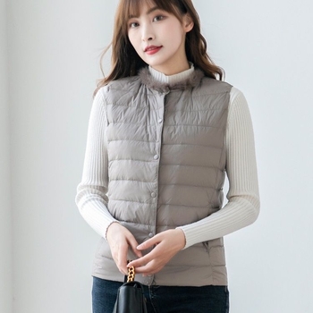 Slim pehelydzseki, Chenille anyag, fehér kacsa tolltöltés, tolltartalom 51–55%, ultra rövid hossz ≤40 cm, kerek gallér, tavasz 2025