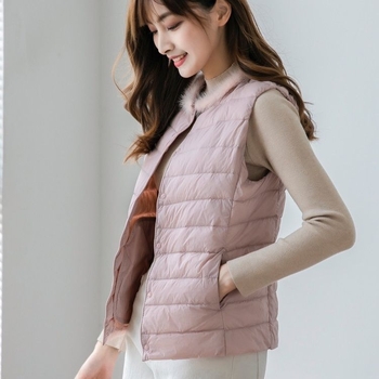 Slim pehelydzseki, Chenille anyag, fehér kacsa tolltöltés, tolltartalom 51–55%, ultra rövid hossz ≤40 cm, kerek gallér, tavasz 2025