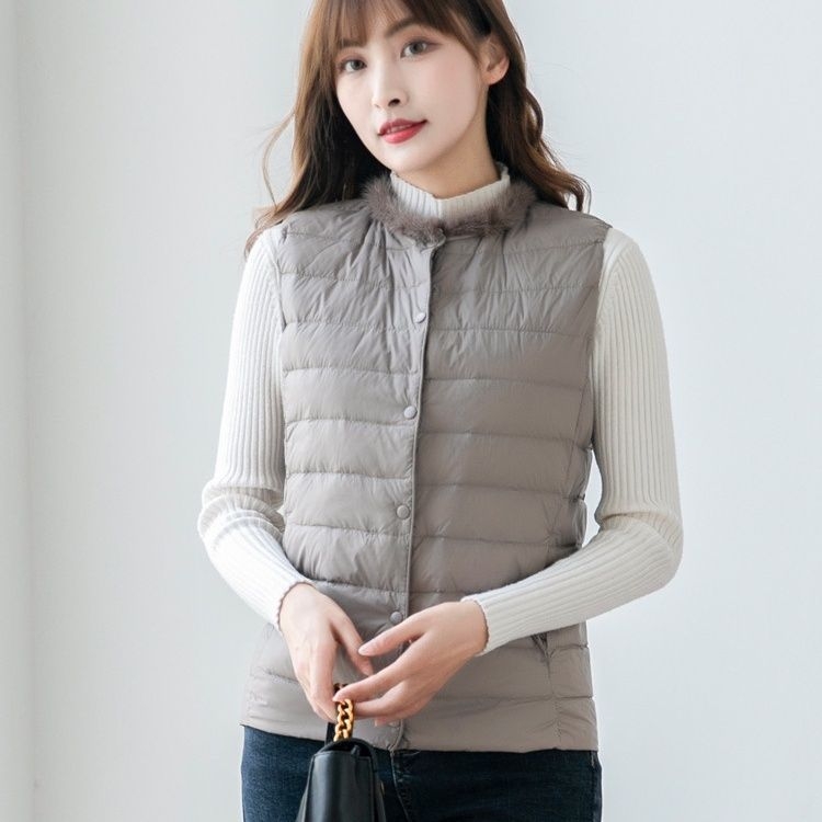 Slim pehelydzseki, Chenille anyag, fehér kacsa tolltöltés, tolltartalom 51–55%, ultra rövid hossz ≤40 cm, kerek gallér, tavasz 2025