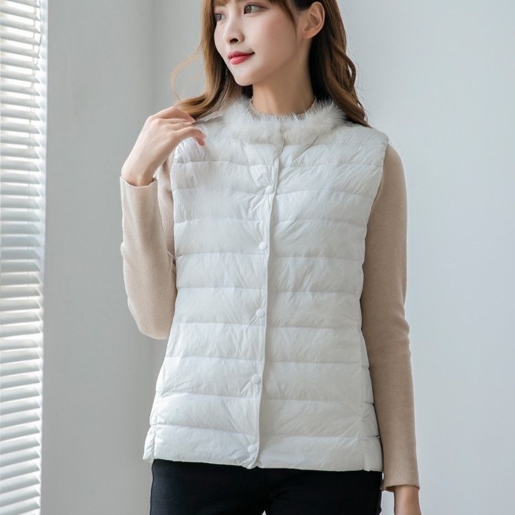 Slim pehelydzseki, Chenille anyag, fehér kacsa tolltöltés, tolltartalom 51–55%, ultra rövid hossz ≤40 cm, kerek gallér, tavasz 2025