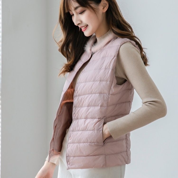 Slim pehelydzseki, Chenille anyag, fehér kacsa tolltöltés, tolltartalom 51–55%, ultra rövid hossz ≤40 cm, kerek gallér, tavasz 2025