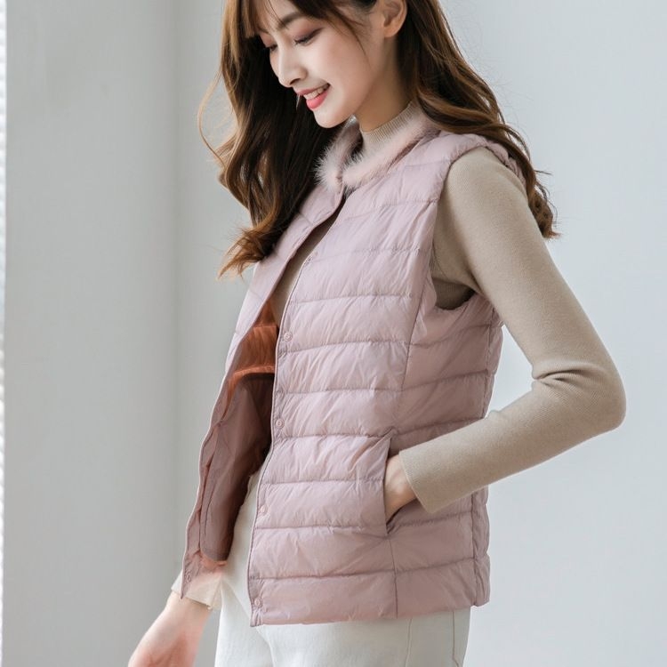 Slim pehelydzseki, Chenille anyag, fehér kacsa tolltöltés, tolltartalom 51–55%, ultra rövid hossz ≤40 cm, kerek gallér, tavasz 2025