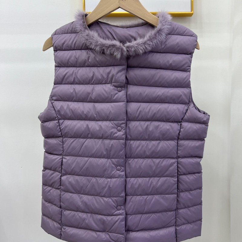 Slim pehelydzseki, Chenille anyag, fehér kacsa tolltöltés, tolltartalom 51–55%, ultra rövid hossz ≤40 cm, kerek gallér, tavasz 2025