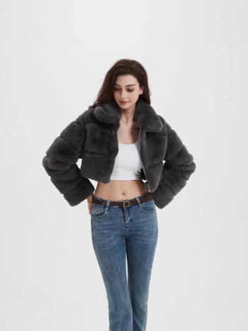 Moteriškas dirbtinio lapės kailio paltas, trumpas, su gobtuvu, odiniai patchwork skydeliai, horizontalis kailio siuvimas