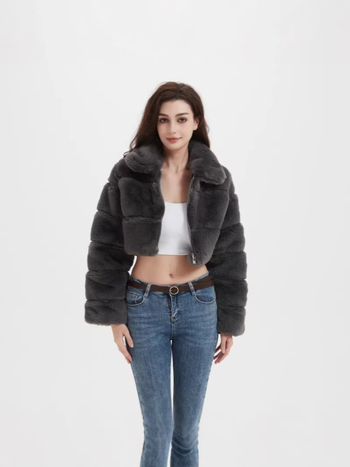 Moteriškas dirbtinio lapės kailio paltas, trumpas, su gobtuvu, odiniai patchwork skydeliai, horizontalis kailio siuvimas