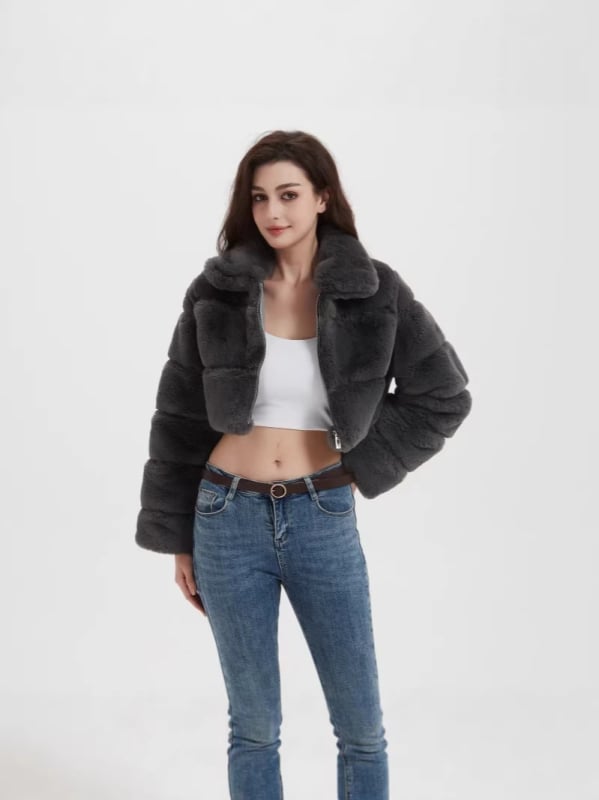 Moteriškas dirbtinio lapės kailio paltas, trumpas, su gobtuvu, odiniai patchwork skydeliai, horizontalis kailio siuvimas