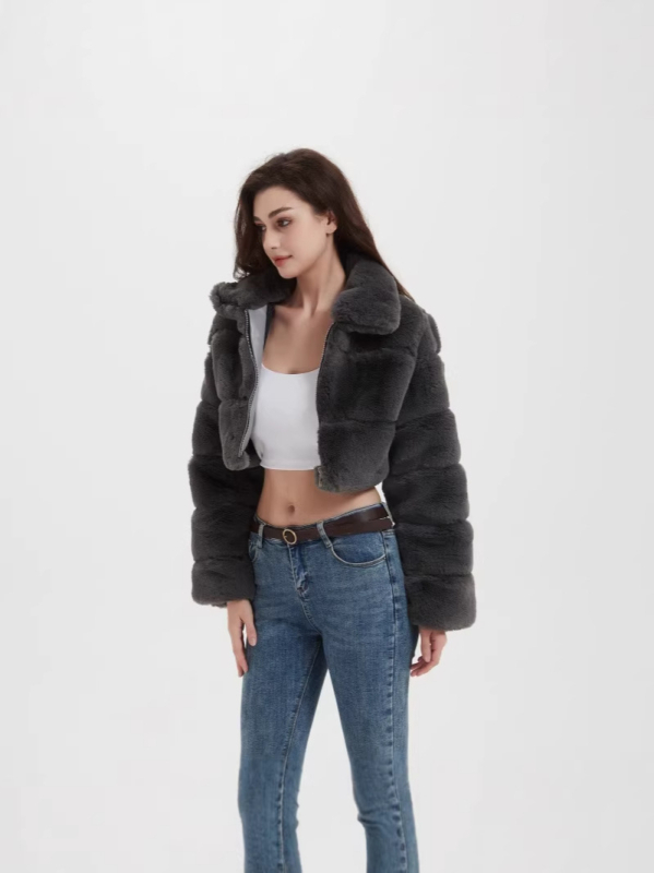 Moteriškas dirbtinio lapės kailio paltas, trumpas, su gobtuvu, odiniai patchwork skydeliai, horizontalis kailio siuvimas