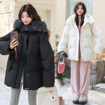 Női tollkabát rókafarokos gallérral, kapucnival, középhosszú 65–80 cm, raglán ujjak, cipzár, 101–200 g fehér kacsa tollal töltve, poliészter anyag, téli 2025