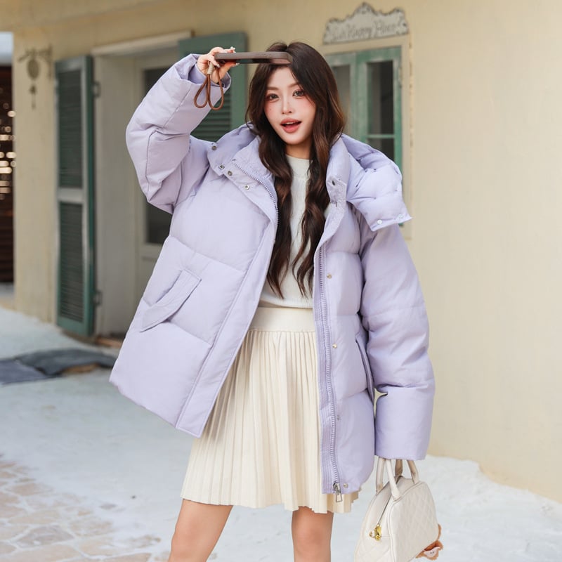 Női tollkabát rókafarokos gallérral, kapucnival, középhosszú 65–80 cm, raglán ujjak, cipzár, 101–200 g fehér kacsa tollal töltve, poliészter anyag, téli 2025