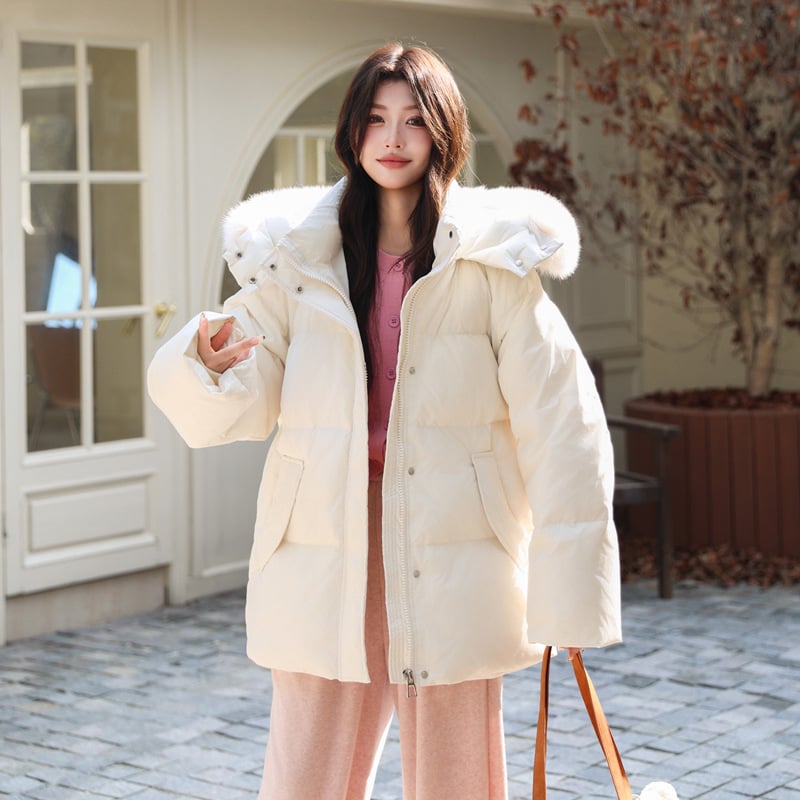 Női tollkabát rókafarokos gallérral, kapucnival, középhosszú 65–80 cm, raglán ujjak, cipzár, 101–200 g fehér kacsa tollal töltve, poliészter anyag, téli 2025