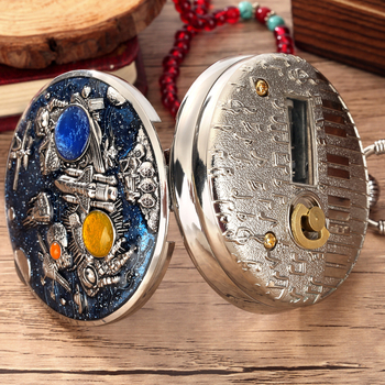 Space Station serijos muzikinis kišeninis laikrodis, kvarcinis judesys, 59 mm skersmuo, cinko lydinio korpusas, dekoratyvus ir pasaulio laikas