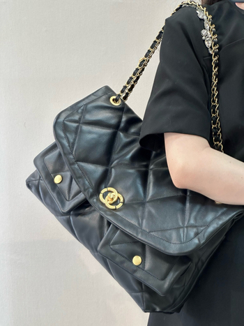 Manya Tote soma no īstas aitādas ar pārklājošu atvērumu, iekšējā telefona kabata un laminētā rāvējslēdzēja kabata