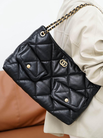 Manya Tote soma no īstas aitādas ar pārklājošu atvērumu, iekšējā telefona kabata un laminētā rāvējslēdzēja kabata